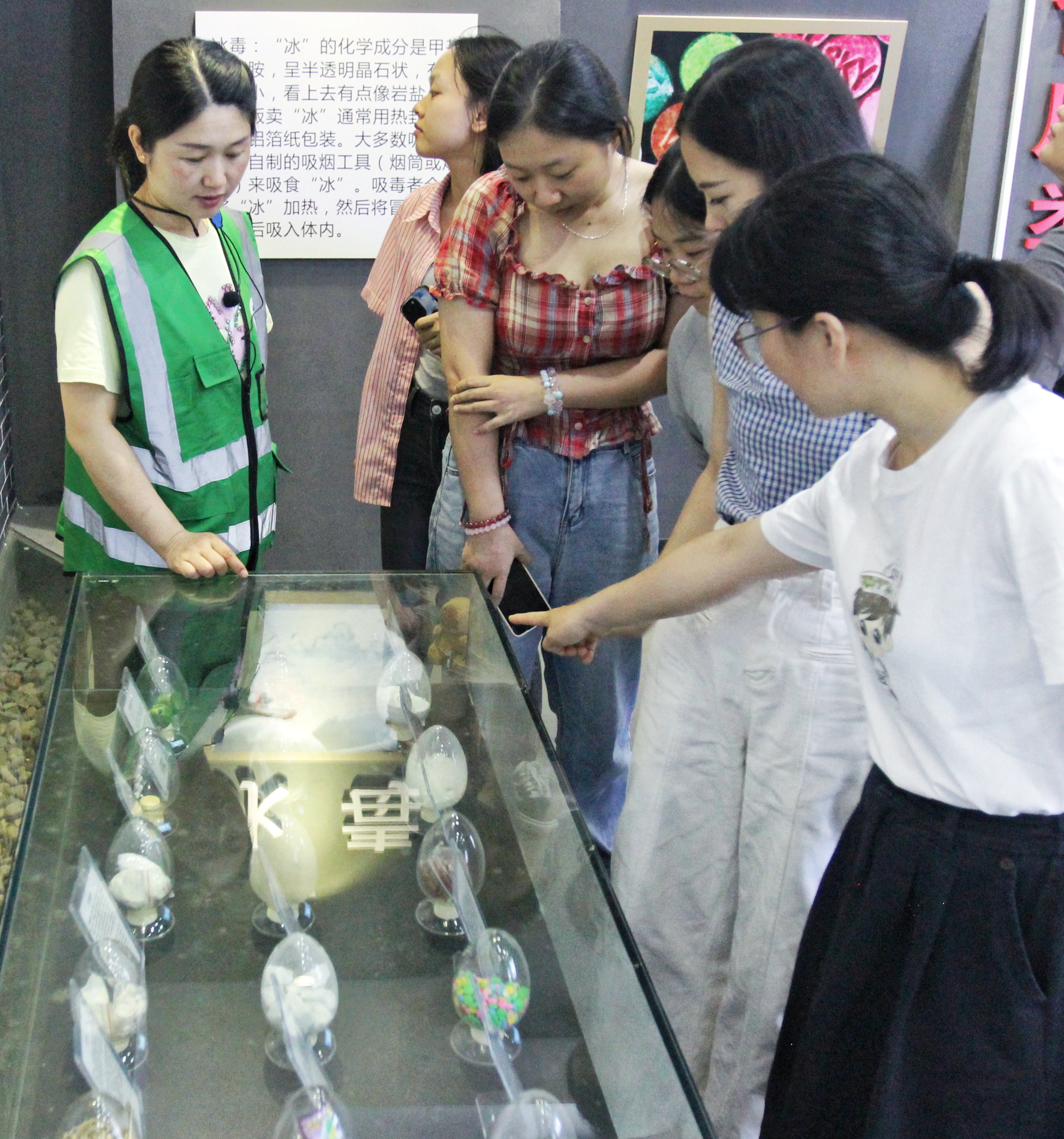 参观毒品模型.jpg